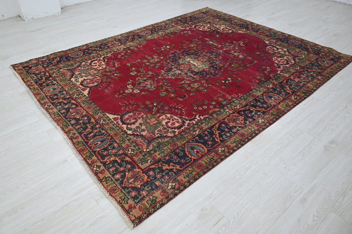red Large rug 6' 7" x 8' 11"