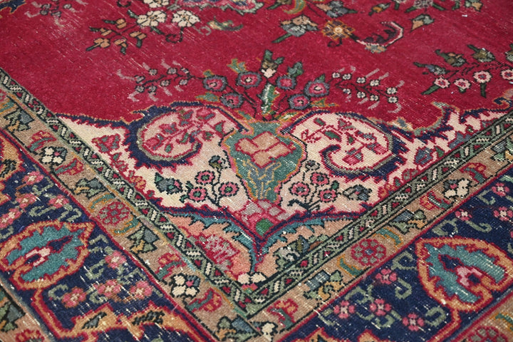 red Large rug 6' 7" x 8' 11"