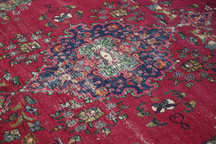 red Large rug 6' 7" x 8' 11"