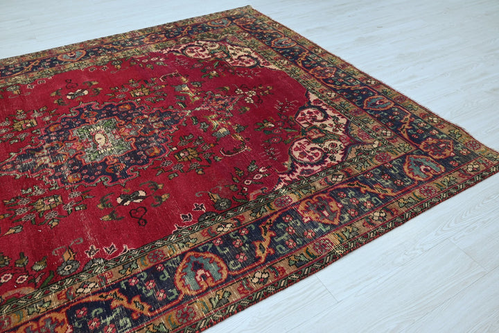 red Large rug 6' 7" x 8' 11"
