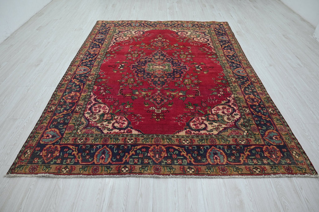 red Large rug 6' 7" x 8' 11"