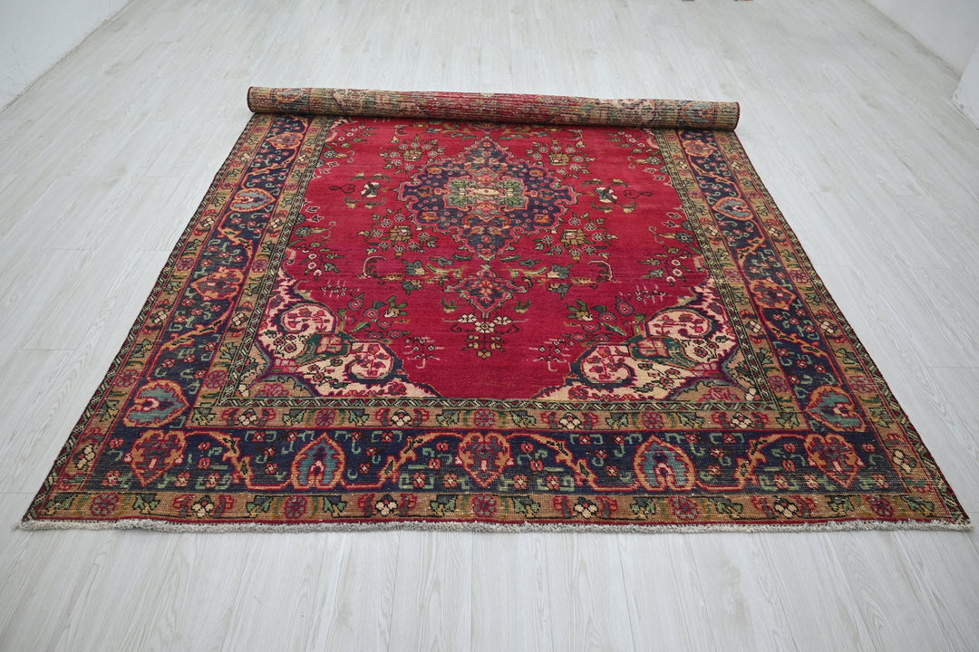 red Large rug 6' 7" x 8' 11"