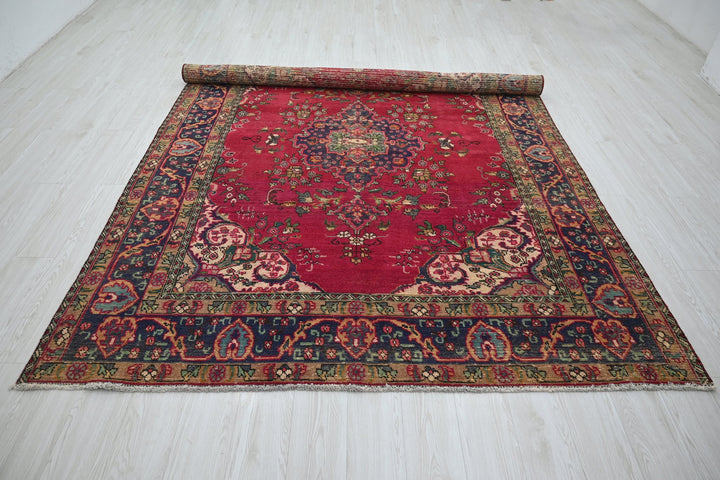 red Large rug 6' 7" x 8' 11"