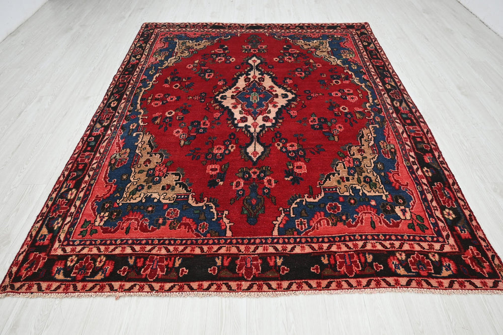 red Large rug 6' 11" x 9' 4"