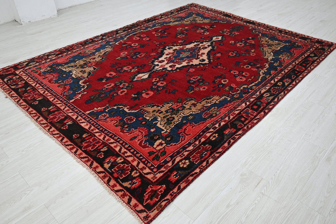 red Large rug 6' 11" x 9' 4"