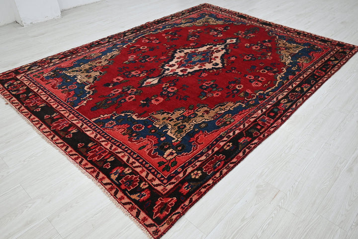 red Large rug 6' 11" x 9' 4"