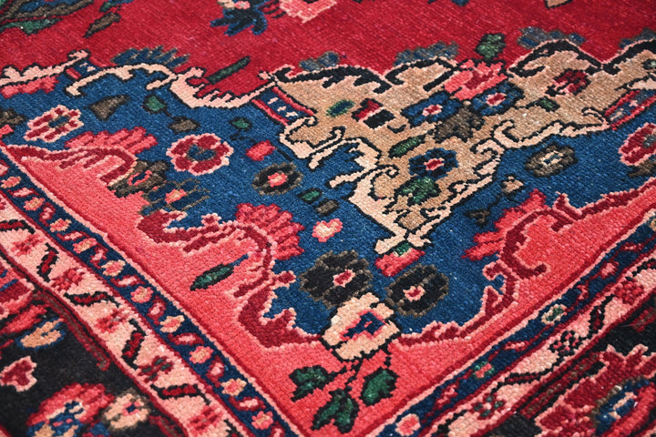 red Large rug 6' 11" x 9' 4"