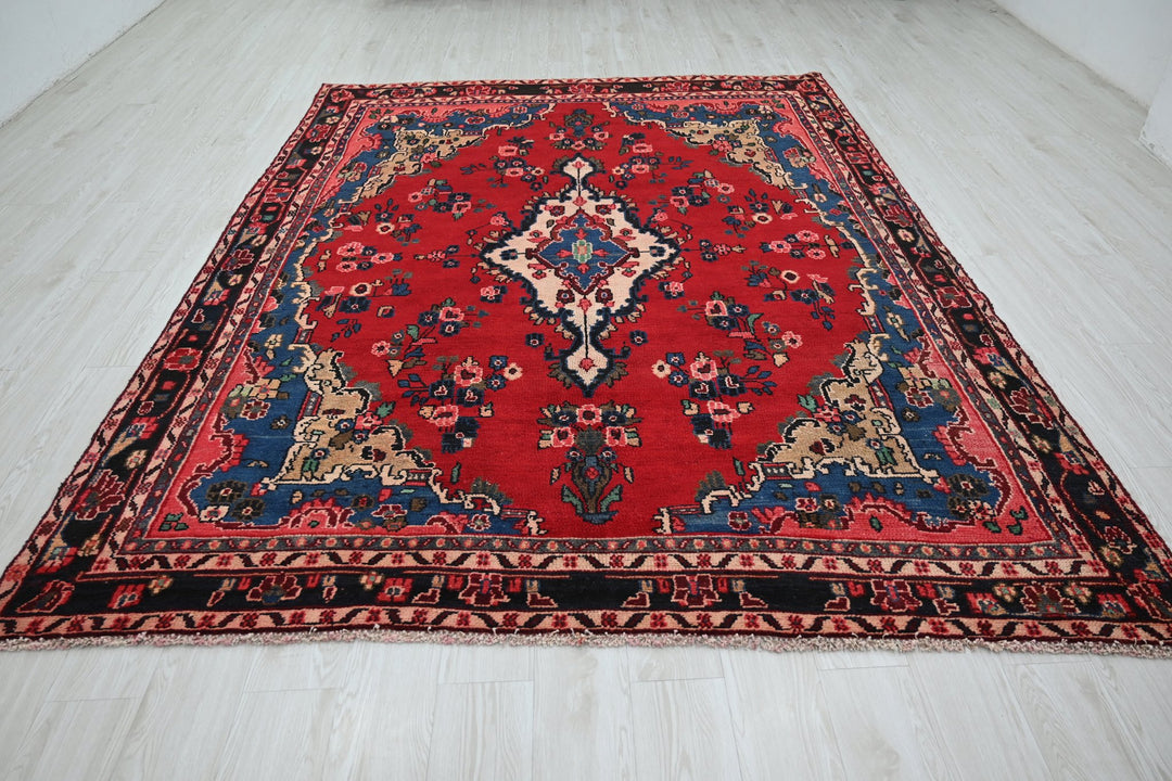 red Large rug 6' 11" x 9' 4"
