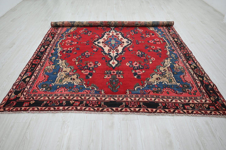 red Large rug 6' 11" x 9' 4"