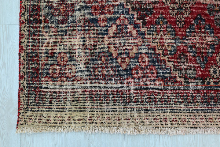 red Medium rug 5' 11" x 8' 6"