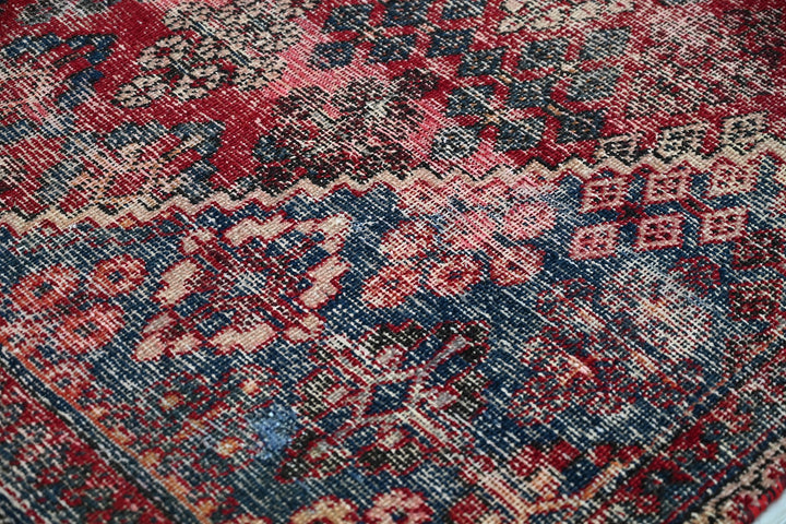 red Medium rug 5' 11" x 8' 6"