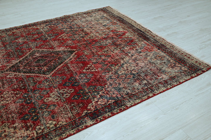 red Medium rug 5' 11" x 8' 6"