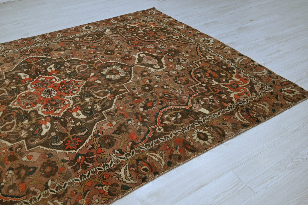 brown Large rug 6' 6" x 9' 6"