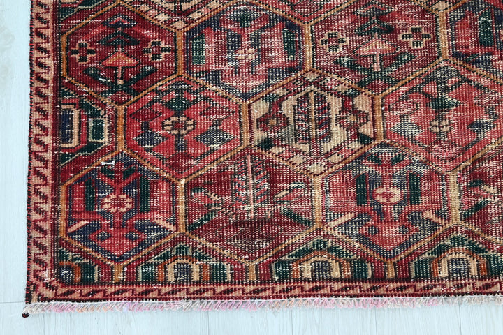 red Medium rug 4' 11" x 8' 10"