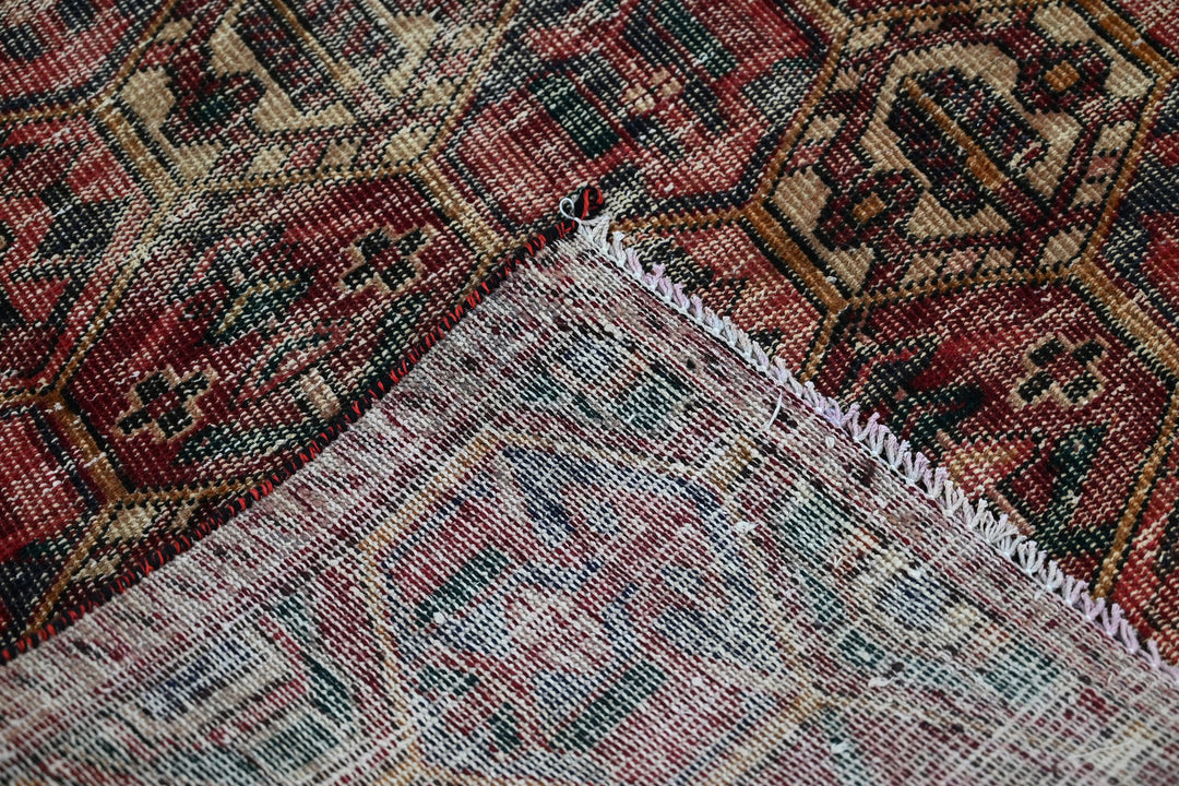 red Medium rug 4' 11" x 8' 10"