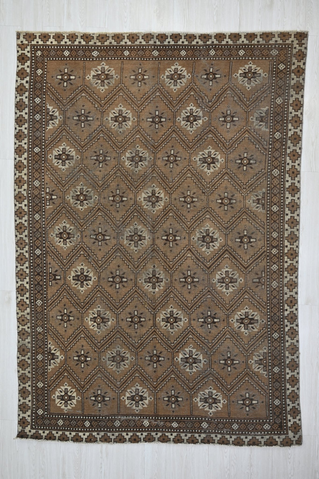 brown Large rug 6' 7" x 9' 3"