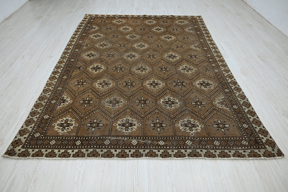 brown Large rug 6' 7" x 9' 3"