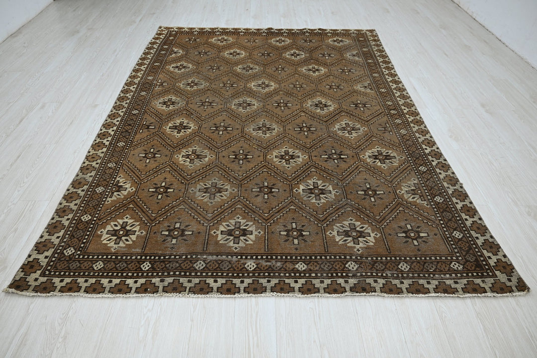brown Large rug 6' 7" x 9' 3"