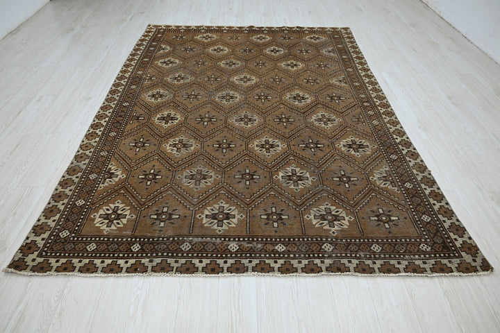brown Large rug 6' 7" x 9' 3"