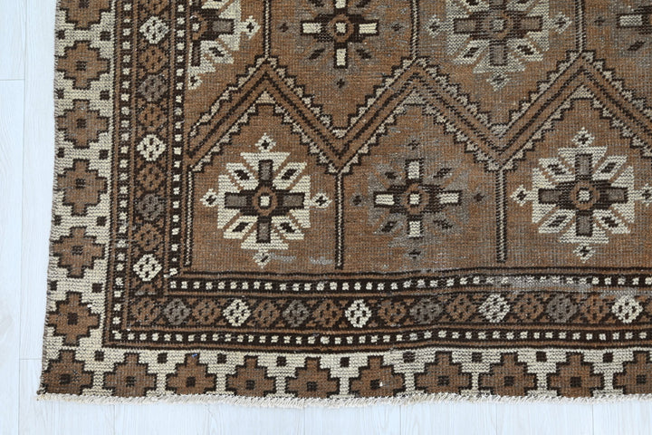 brown Large rug 6' 7" x 9' 3"