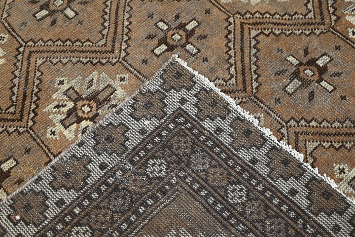 brown Large rug 6' 7" x 9' 3"