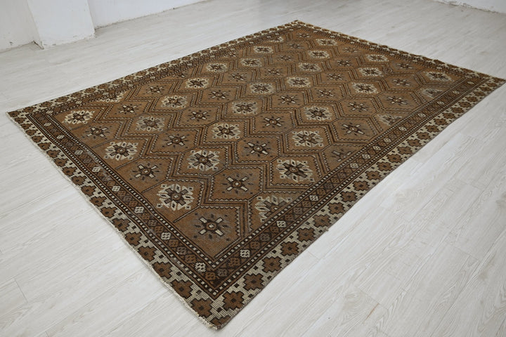 brown Large rug 6' 7" x 9' 3"