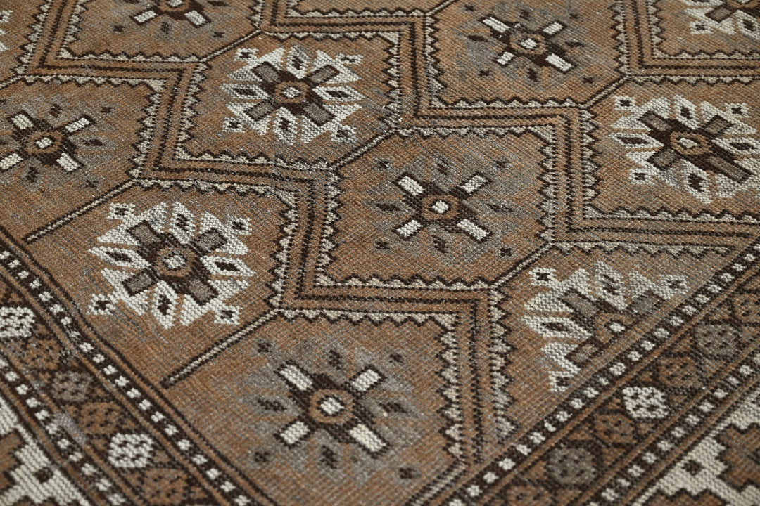 brown Large rug 6' 7" x 9' 3"