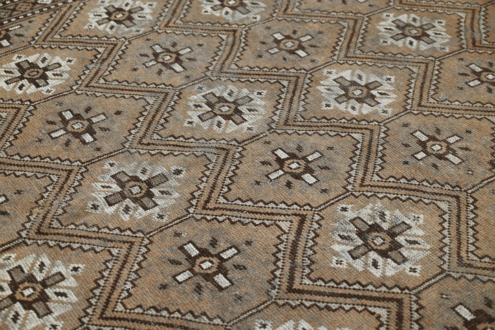 brown Large rug 6' 7" x 9' 3"