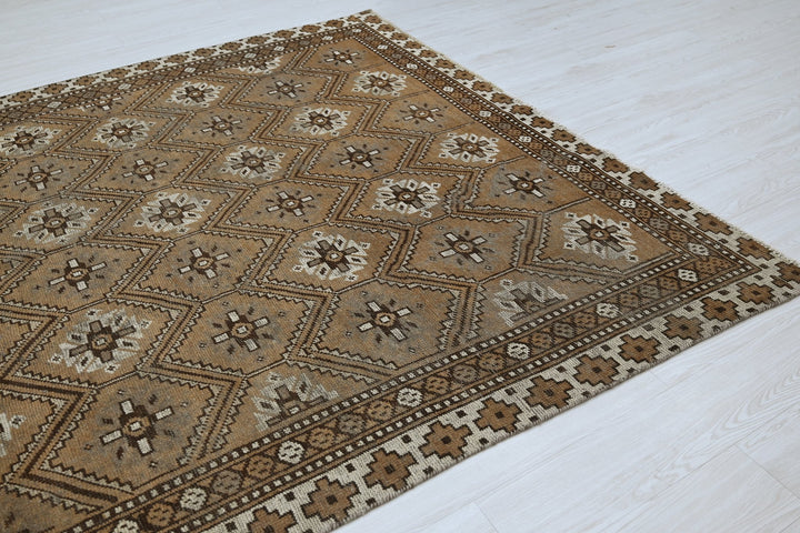 brown Large rug 6' 7" x 9' 3"