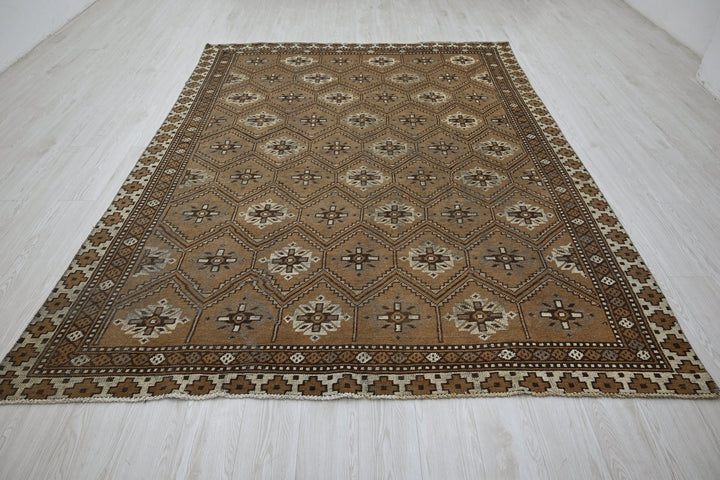 brown Large rug 6' 7" x 9' 3"