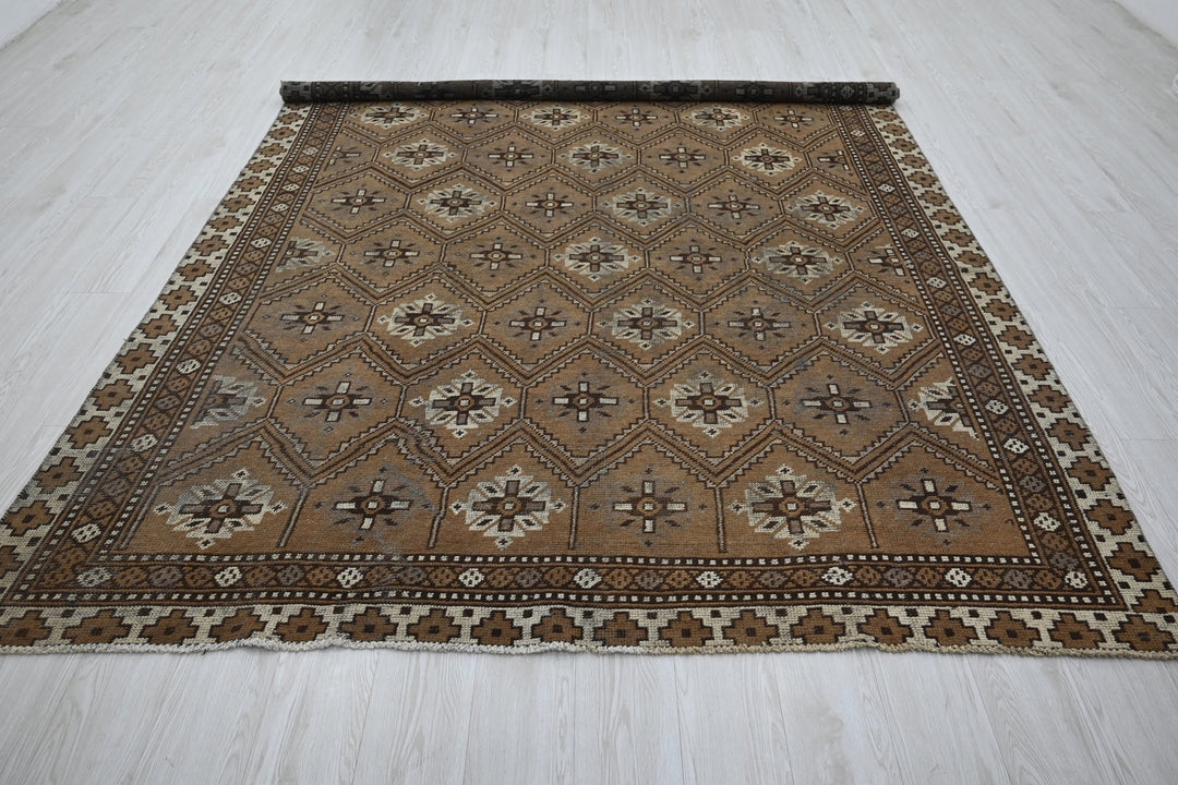 brown Large rug 6' 7" x 9' 3"