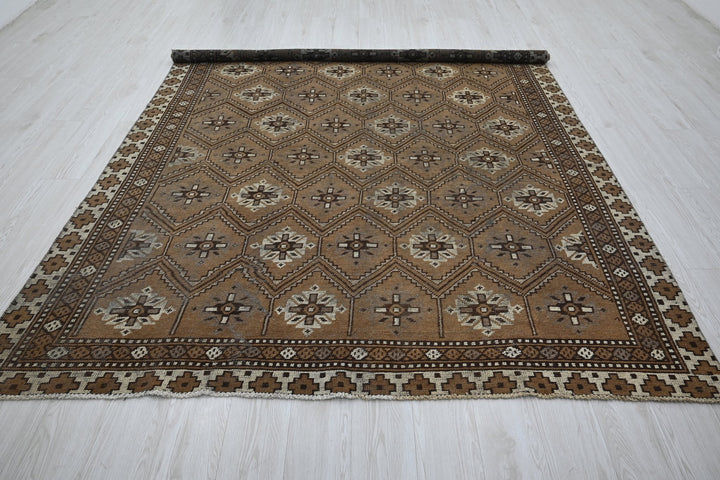 brown Large rug 6' 7" x 9' 3"