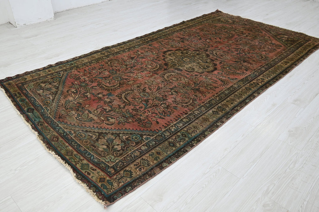 pink Large rug 5' 2" x 10' 1"