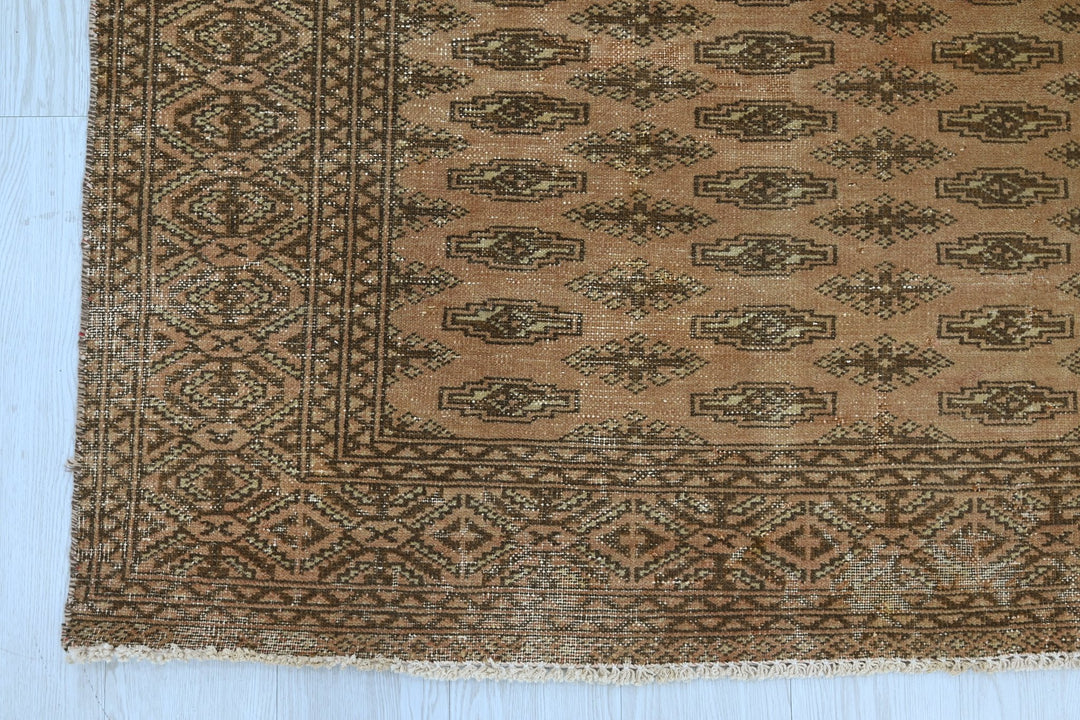 brown Medium rug 6' 1" x 9' 3"