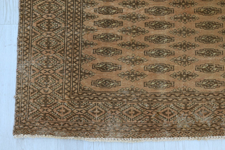 brown Medium rug 6' 1" x 9' 3"