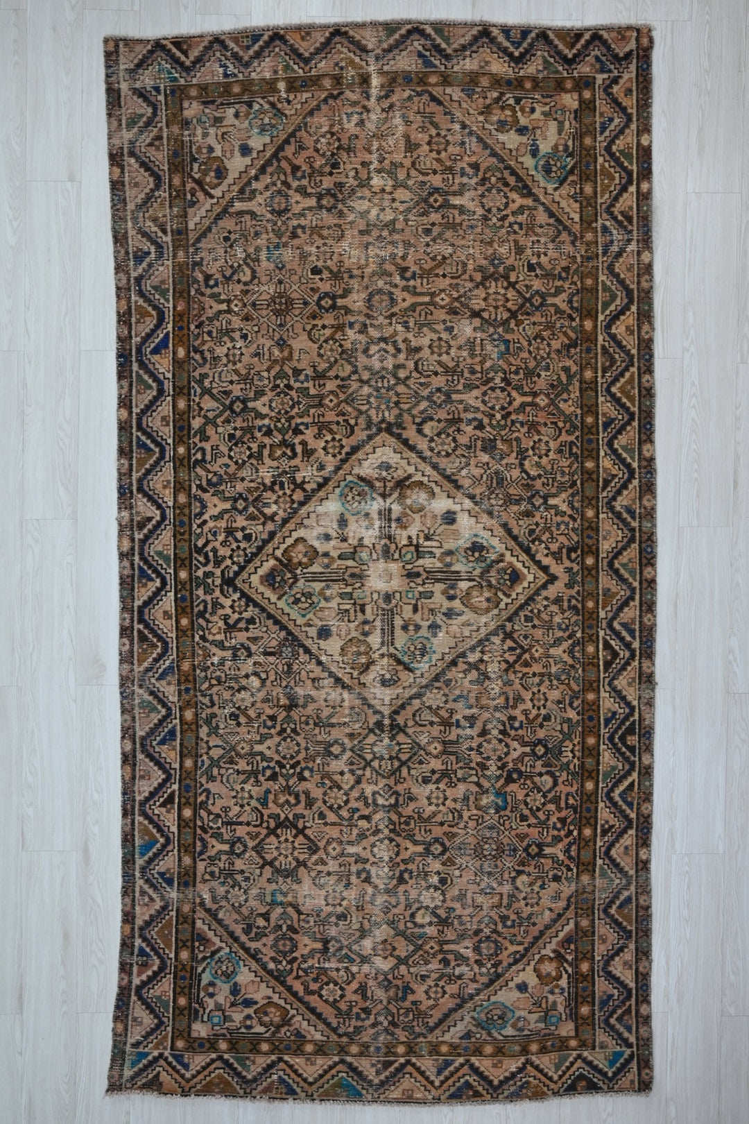 brown Large rug 4' 11" x 9' 9"