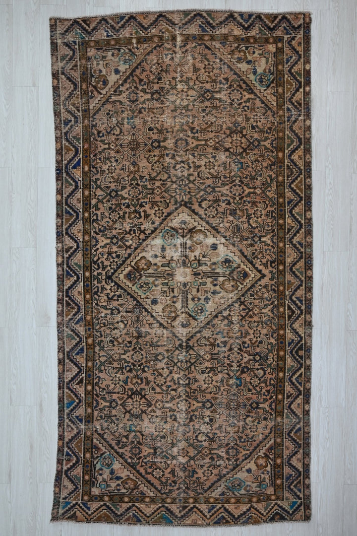 brown Large rug 4' 11" x 9' 9"