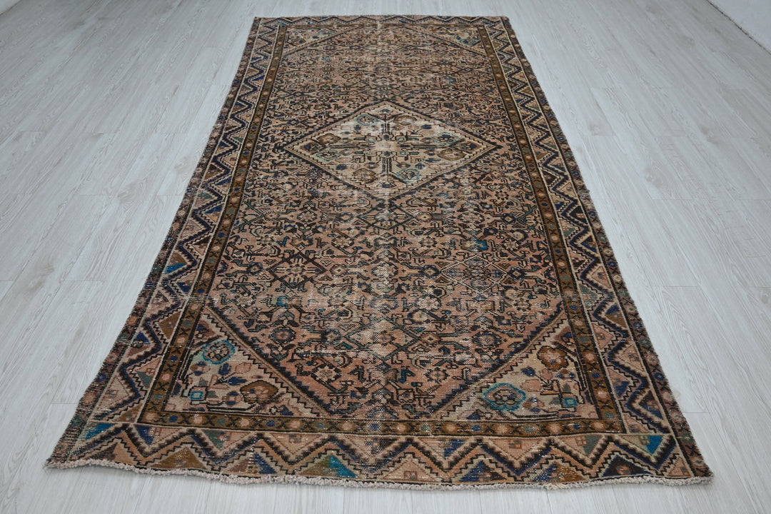 brown Large rug 4' 11" x 9' 9"