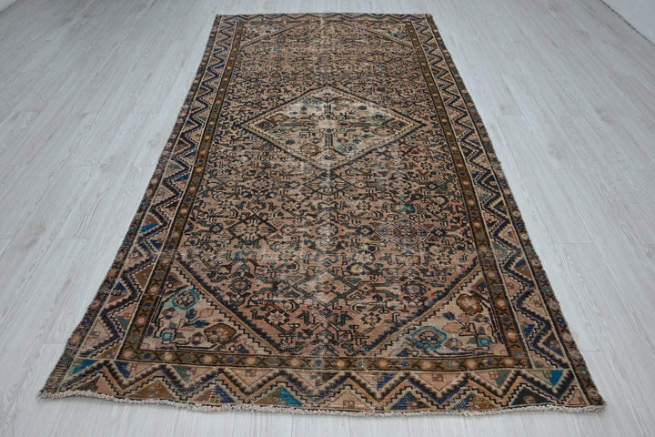 brown Large rug 4' 11" x 9' 9"