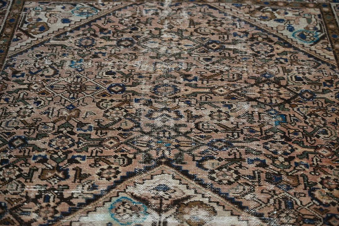 brown Large rug 4' 11" x 9' 9"