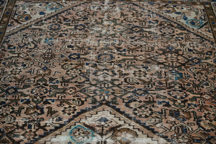 brown Large rug 4' 11" x 9' 9"