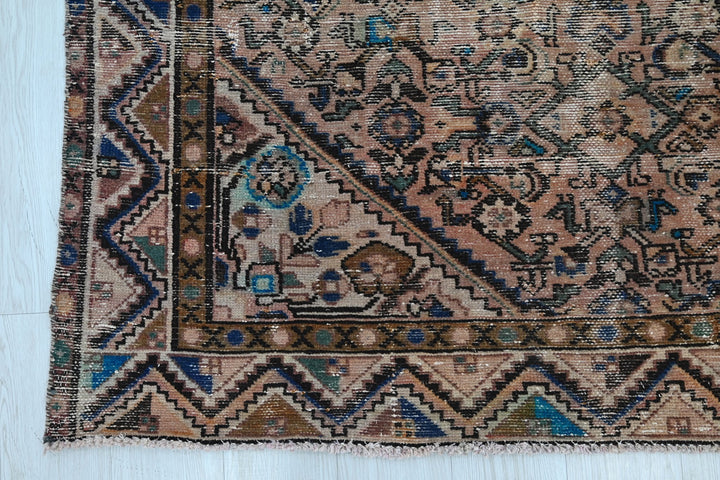 brown Large rug 4' 11" x 9' 9"