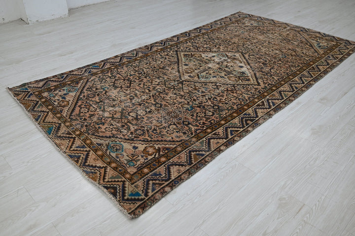 brown Large rug 4' 11" x 9' 9"