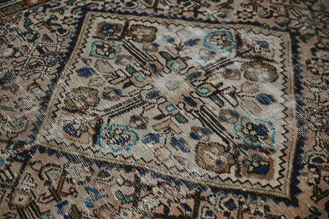 brown Large rug 4' 11" x 9' 9"