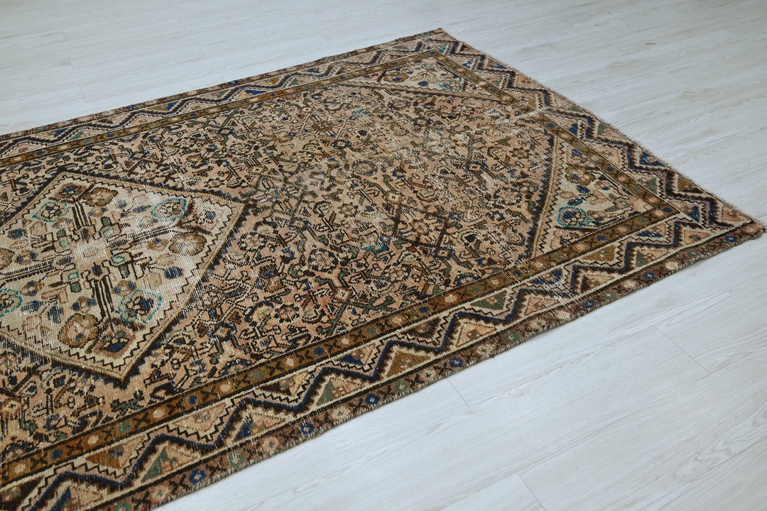 brown Large rug 4' 11" x 9' 9"