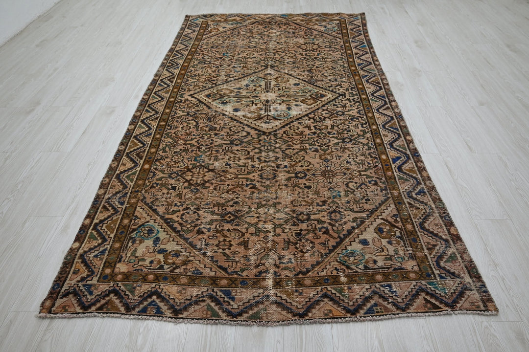 brown Large rug 4' 11" x 9' 9"