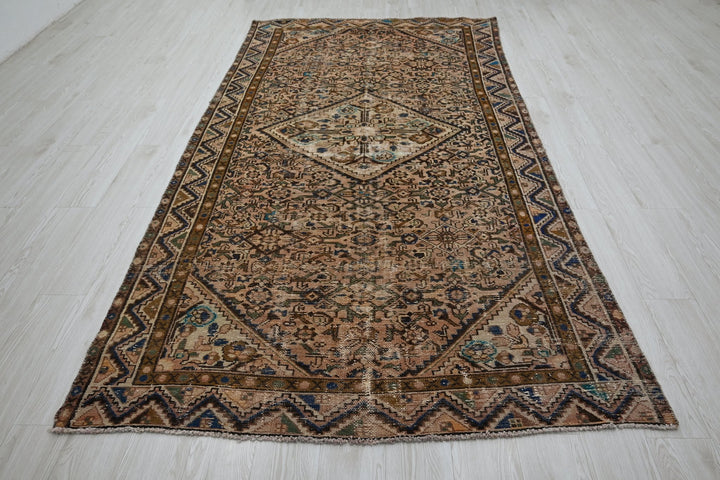 brown Large rug 4' 11" x 9' 9"