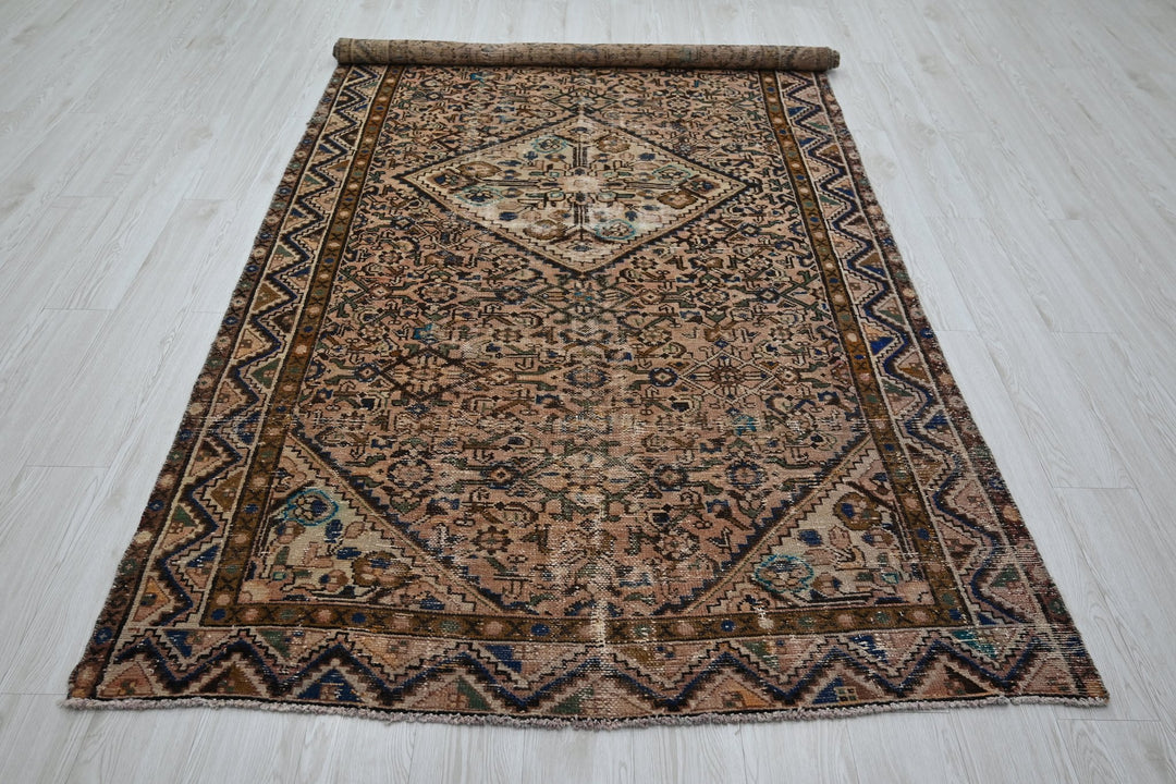 brown Large rug 4' 11" x 9' 9"