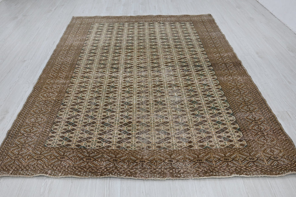 brown Large rug 6' 9" x 9' 0"