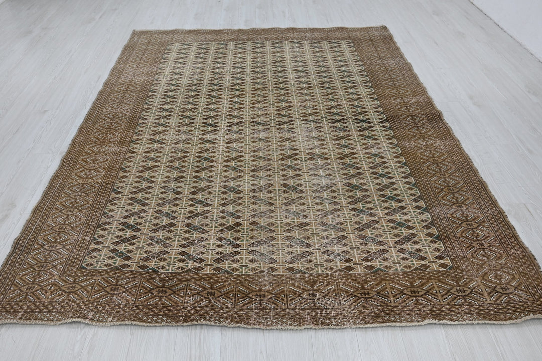 brown Large rug 6' 9" x 9' 0"